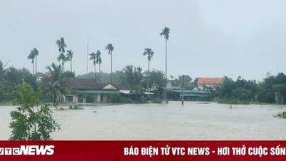 Many houses in Quang Ngai are submerged in water, mountainous areas have landslides.
