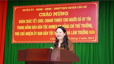 អនុរដ្ឋមន្ត្រី អនុប្រធាន Nong Thi Ha បានអញ្ជើញទៅសួរសុខទុក្ខ និងជូនពរបុណ្យ Chol Chnam Thmay នៅស្រុក Cau Ke (ត្រាវិញ)