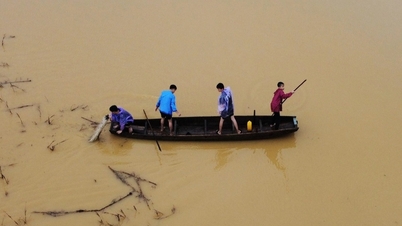 ទឹកជន់លិចផ្លូវទឹក ប៉ុន្តែប្រជាជននៅតែប្រថុយជីវិតដើម្បីចាប់ត្រី។