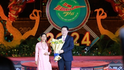 ឈរក្រោមភ្លៀង ស្តាប់កំណាព្យនៅវិមានអធិរាជ ថាងឡុង យប់ពេញបូណ៌មី ខែមាឃ