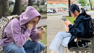 Audience members gathered at a sidewalk cafe and found the exact chair where Son Tung M-TP took photos.