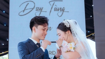 Hanoi-Bräutigam tauchte Hot Pot ein und lud Braut ein, es direkt auf der Hochzeitsbühne zu genießen