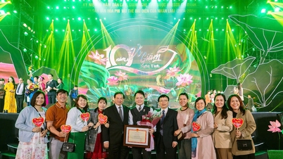 វិចិត្រករ Le Thanh Phong បានទទួលវិញ្ញាបនបត្រនៃបុណ្យកុសលសម្រាប់ការរួមចំណែករបស់គាត់ចំពោះបទចម្រៀងប្រជាប្រិយ Nghe Tinh Vi និង Giam ។