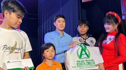 Singers Bich Thuy and Ha Chau give Tet gifts and scholarships to children of stage workers