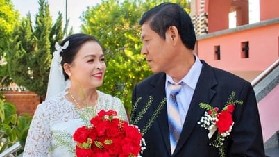 កូនក្រមុំ​ក្នុង​វ័យ​៦០​ឆ្នាំ​រៀបការ​ម្តងទៀត​ក្រោយ​ពេល​នៅ​លីវ​ជាង​២០​ឆ្នាំ សម្លៀក​បំពាក់​អាពាហ៍​ពិពាហ៍ និង​វាគ្មិន