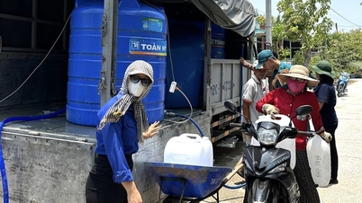 Trời nóng bức, hiệu trưởng đại học vận động tặng cả trăm khối nước sạch cho bà con