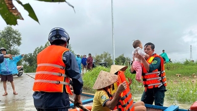 Floods rise quickly, dozens of houses in Quang Ngai submerged in water