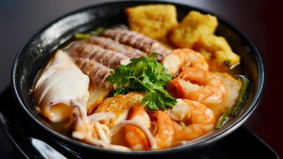 ហាងគុយទាវគ្រឿងសមុទ្រឆ្ងាញ់ៗទាំង៥នៅហាណូយ អតិថិជនអាចញ៉ាំរហូតដល់ឆ្អែតក្នុងតម្លៃប្រហែល 50,000 ដុង