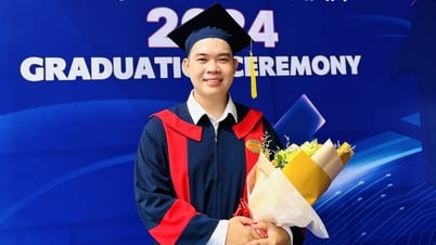 '4 lần nắm tay' đặc biệt của sinh viên tốt nghiệp đại học xuất sắc