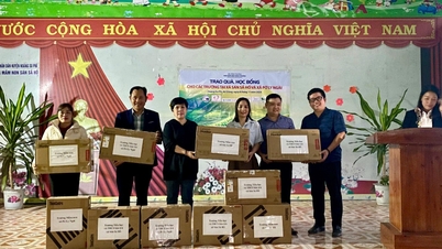 គ្រឹះស្ថានបោះពុម្ពផ្សាយឧស្សាហកម្ម និងពាណិជ្ជកម្ម រៀបចំសកម្មភាពសប្បុរសធម៌នៅ Ha Giang