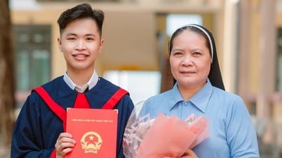 ពី​ក្មេង​ប្រុស​ដែល​គេ​បោះ​បង់​ចោល​នៅ​ជើង​ស្ពាន​ទៅ​ជា​ទូត​និស្សិត