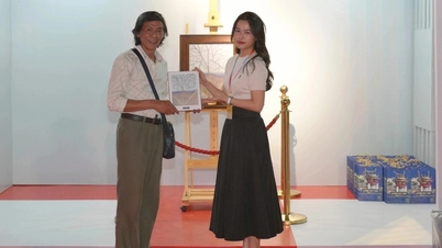 Trưng bày bản sao bức tranh "Vỏ tương lai" tại LHP Quốc tế Hà Nội