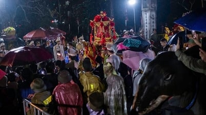 អ្នកទេសចររាប់ពាន់នាក់បានក្លាហានភ្លៀងពេញមួយយប់ដើម្បីចូលរួមពិធីបើកត្រានៃប្រាសាទត្រាន។