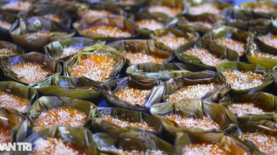 The over 100-year-old Banh To oven in Hoi An is on fire preparing for the Ong Cong Ong Tao ceremony.