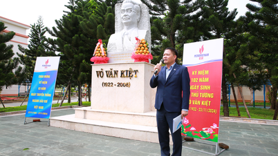 BSR tri ân, dâng hoa tưởng nhớ cố Thủ tướng Võ Văn Kiệt - người đặt nền móng lịch sử cho việc xây dựng NMLD Dung Quất và Kỷ niệm 63 năm ngày truyền thống Ngành Dầu khí Việt Nam