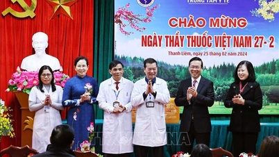 Chủ tịch nước Võ Văn Thưởng thăm, chúc mừng các y, bác sỹ tại tỉnh Hà Nam