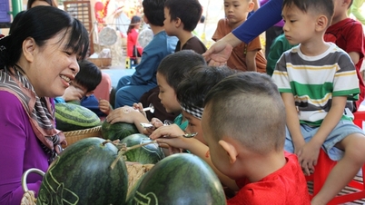 កុមារមត្តេយ្យទីក្រុងហូជីមិញ ឆ្លាក់ផ្លែឪឡឹក រុំបៀនជុង ដើម្បីអបអរសាទរបុណ្យតេត