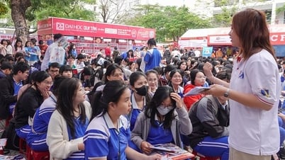 Náo nhiệt gian hàng tư vấn mùa thi Đà Nẵng, học sinh hào hứng được 'truyền lửa'