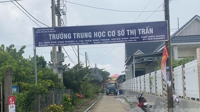 Kiểm điểm trách nhiệm hiệu trưởng tự ý chuyển trường