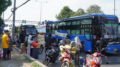 Bến xe lớn nhất nước ế ẩm, 'xe dù' tấp nập