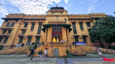កោតសរសើរស្ថាបត្យកម្មដ៏ស្រស់ស្អាតនៃសាកលវិទ្យាល័យដែលមានអាយុកាលមួយសតវត្សនៅកណ្តាលរដ្ឋធានី
