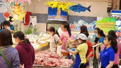 Lạ lùng thịt, trứng dội chợ trước tết