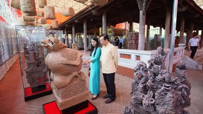 កម្រង​ស្នាដៃ​សេរ៉ាមិច​ទម្ងន់​តោន​ដោយ​សាស្ត្រាចារ្យ អ្នក​សិក្សា និង​វិចិត្រករ Ngo Xuan Binh