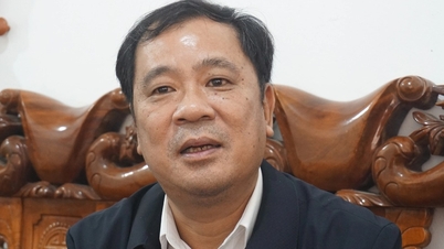 Người đàn ông cầm lá đơn đến trường và việc làm bất ngờ của hiệu trưởng