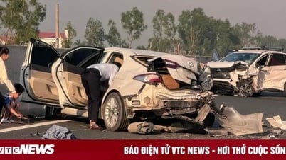 Hai ô tô biến dạng sau va chạm trên cao tốc Hà Nội - Hải Phòng