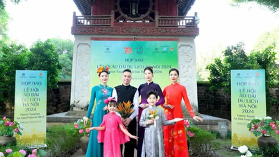 អ្នករចនាចំនួន 70 នាក់មកពីតំបន់ចំនួន 3 សម្តែង Ao Dai ដើម្បីអបអរសាទរខួប 70 ឆ្នាំនៃការរំដោះរាជធានី