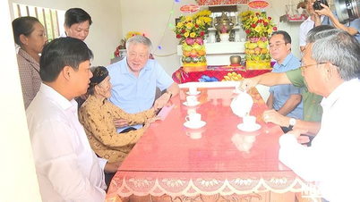 Der Vorsitzende Richter des Obersten Volksgerichts Nguyen Hoa Binh besuchte Politikerfamilien in Quang Nam und überreichte ihnen Geschenke