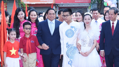 Thủ tướng tham gia lễ khai giảng tại Trường Phổ thông cơ sở Nguyễn Đình Chiểu