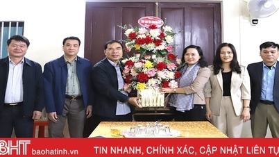 ប្រធាន​គណៈកម្មការ​ចលនា​មហាជន​នៃ​គណៈកម្មាធិការ​បក្ស​ខេត្ត ចូលរួម​អបអរសាទរ​បុណ្យ​ណូអែល​នៅ​ព្រះវិហារ Ngo Xa