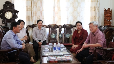 Thăm, tặng quà các đồng chí nguyên lãnh đạo tỉnh, gia đình người có công nhân dịp kỷ niệm 120 năm thành lập tỉnh