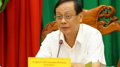 សមមិត្ត Nguyen Duc Thanh សមាជិកគណៈកម្មាធិការមជ្ឈិមបក្ស លេខាគណៈកម្មាធិការបក្សខេត្ត បានធ្វើការជាមួយគណៈកម្មាធិការបក្សនៃគណៈកម្មាធិការប្រជាជនខេត្ត។