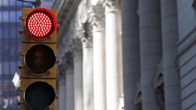Young man adjusts traffic lights to only show red in HCMC
