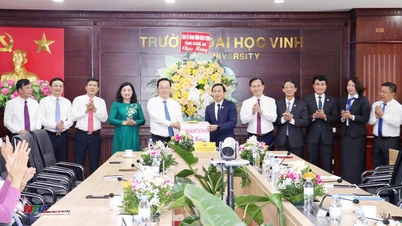 លេខាបក្សខេត្ត ប្រធានគណៈកម្មាធិការប្រជាជនខេត្ត អបអរសាទរទិវាគ្រូបង្រៀនវៀតណាម