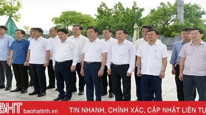 Ha Nam province delegation offers incense at some red addresses in Ha Tinh