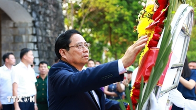 Thủ tướng dâng hương tưởng niệm các anh hùng, liệt sĩ tại Điện Biên Phủ