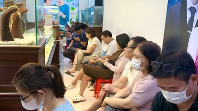 ចូល​ហាង​មាស​តែ​នៅ​តែ​ចង់​លក់ 'ដៃ​ដល់​ដៃ' ព្រោះ​ខ្លាច​ខាត​ច្រើន; មាន​អគ្គិសនី ប៉ុន្តែ​ខ្ញុំ​មិន​ហ៊ាន​មើល​ទូរទស្សន៍​ទេ។