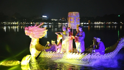 Comienza el recorrido nocturno por el templo Ngoc Son