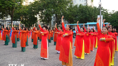 Xác lập kỷ lục Việt Nam với màn đồng diễn dân vũ với áo dài của phụ nữ Thủ đô