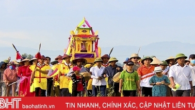 ត្រលប់ទៅឫសនៅក្នុងព្រះច័ន្ទពេញលេញនៃខែកក្កដា