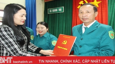 នៅស្រុកភ្នំ Ha Tinh 100% នៃឃុំ និងទីប្រជុំជនបានបង្កើតកោសិកាបក្សយោធា។
