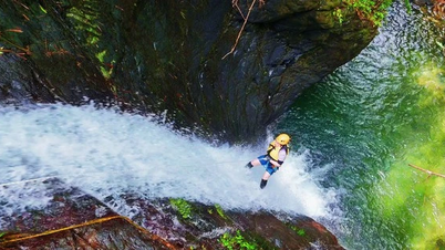 Crossing the little-known three-story Fairy Cave waterfall on the eastern slope of Tam Dao