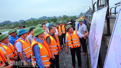 Comrade Head of the Central Organizing Committee Le Minh Hung inspected and directed the work of overcoming the consequences of storm No. 3 and floods in Ninh Binh.