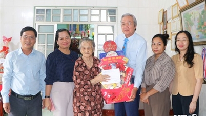 ថ្នាក់ដឹកនាំខេត្តចុះសួរសុខទុក្ខ និងជូនអំណោយក្នុងឱកាសទិវាយុទ្ធជនពិការ និងទុក្ករបុគ្គល