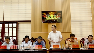 ភ្ញៀវ​ដែល​ចូលរួម​ក្នុង​ពិធី​បើក​សប្តាហ៍​ទេសចរណ៍​ត្រូវ​បាន​ផ្តល់​ការ​ដឹក​ជញ្ជូន​ដោយ​មិន​គិតថ្លៃ​ពី​ទីក្រុង​បុរាណ Hoa Lu ទៅ Tam Coc Bich Dong។