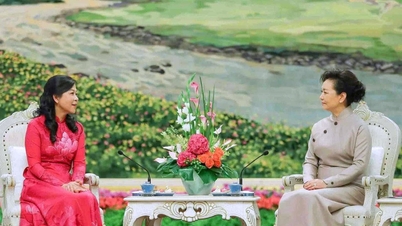 Phu nhân Ngô Phương Ly dự tiệc trà do Phu nhân Bành Lệ Viên chủ trì