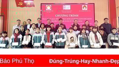 Trao quà Tết cho học sinh có hoàn cảnh khó khăn tại các huyện